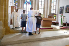 Die neuen Messdiener in St. Crescentius (Foto: Karl-Franz Thiede)